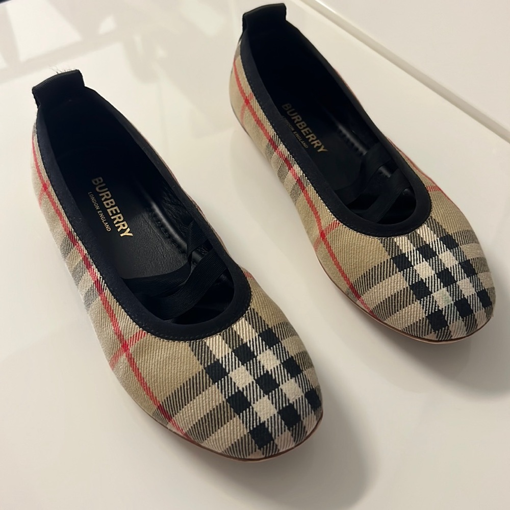 Burberry little girl shoe size 32 EUR . Ballerina with rubber sole